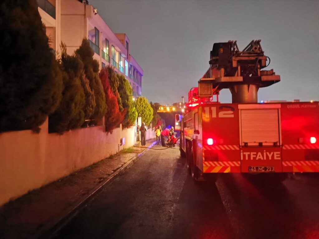 Çayırova’da 4. Kattaki Evde Yangın Çıktı