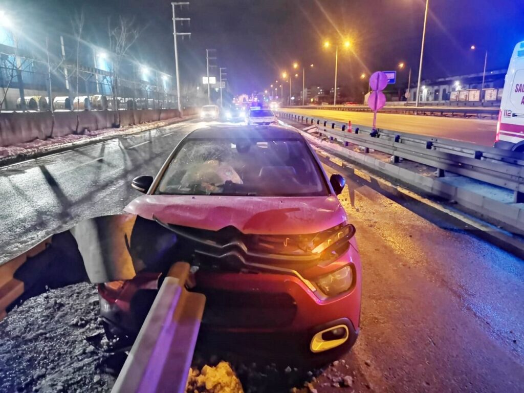 Otomobil Bariyere Saplandı; 2 Yaralı