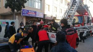 5 Katlı Binanın Çatısından Düştü