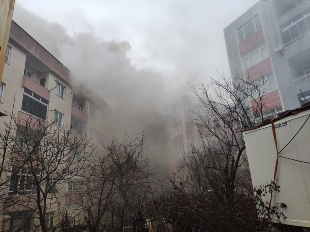 Darıca’da Korkutan Yangın: 2 Kişi Dumandan Etkilendi