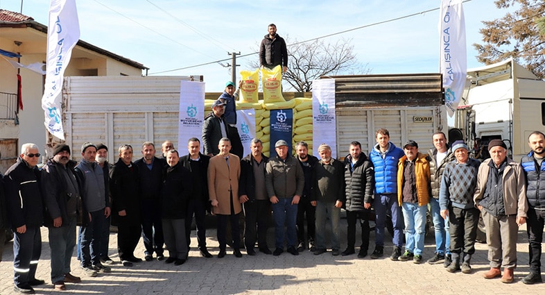 Büyükşehir’in Gübre Desteği Çiftçilerin Yüzünü Güldürüyor