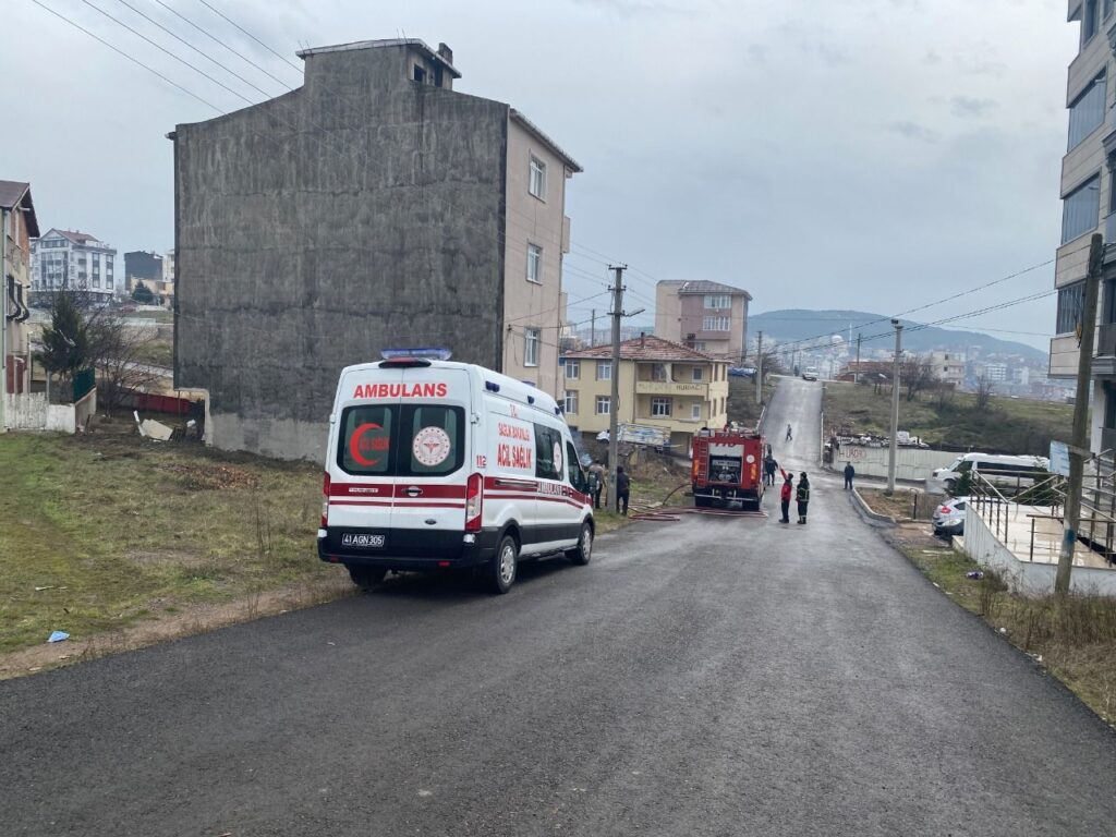 Çayırova’da 4 Katlı Binanın Çatısında Yangın Çıktı