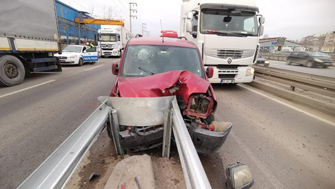 Gebze’de Hafif Ticari Araç Bariyere Çarptı