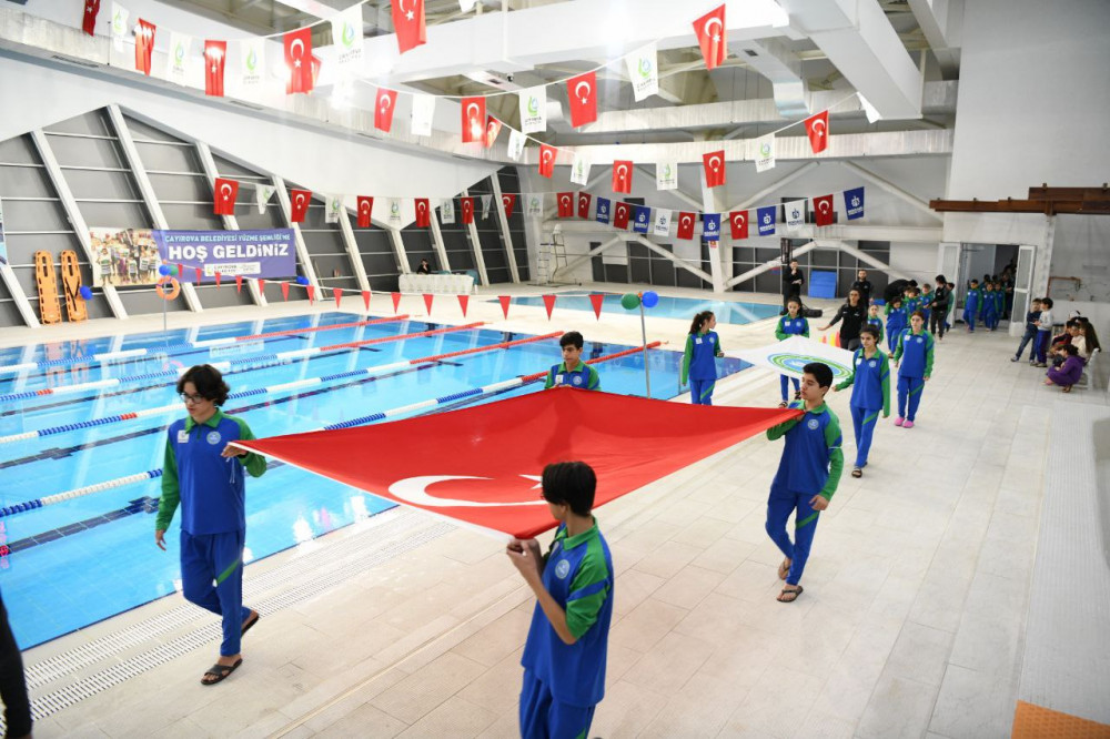 Çayırova’da Yüzme Şenliği Düzenlendi