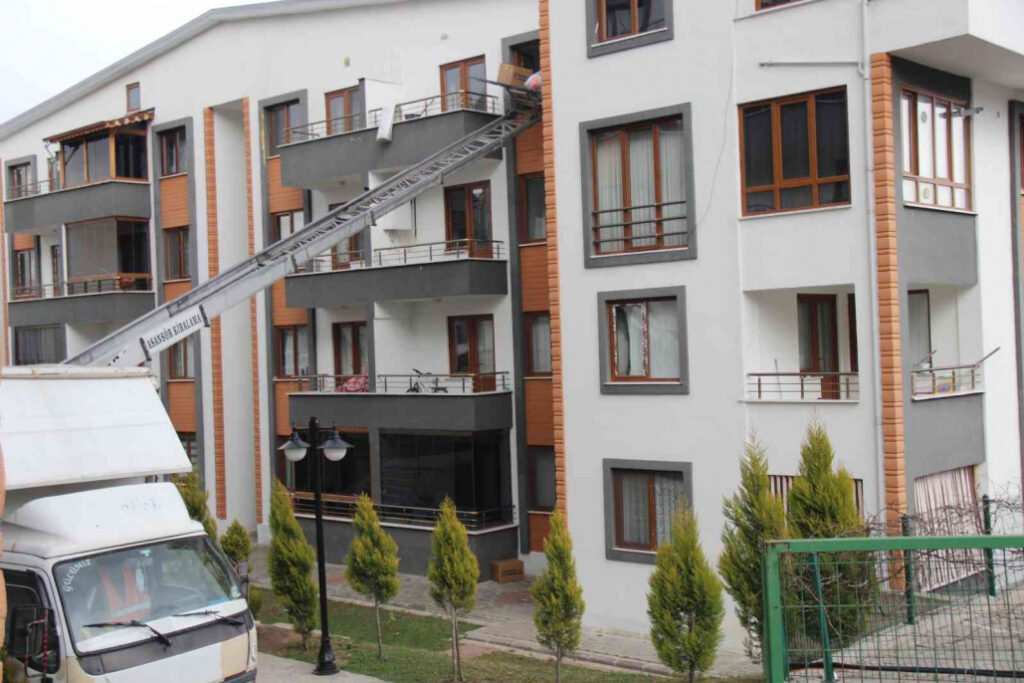 Ev Eşyası Taşırken Dördüncü Kattan Düştü