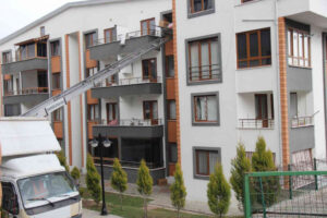 Ev Eşyası Taşırken Dördüncü Kattan Düştü