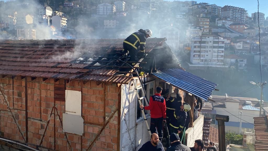Evin Çatısından Yangın Çıktı 12 Güvercin Telef Oldu