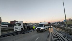 Tırdan Düşen Demir Borular Trafiği Aksattı