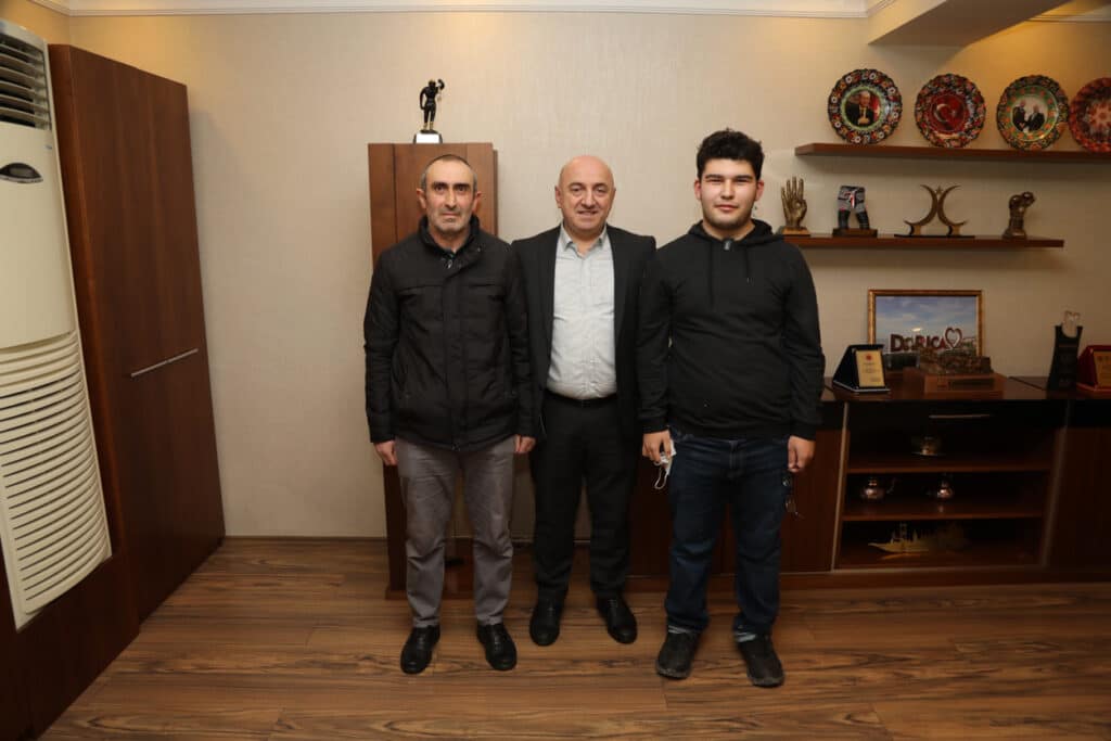 Belediye İşçisi Bulduğu Parayı Başkan Bıyık’a Teslim Etti