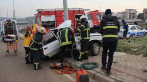 Direğe Çarptı Otomobilde Sıkıştı