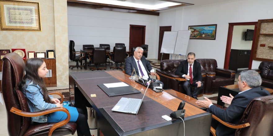 Şayir, koltuğunu küçük Derin’e bıraktı