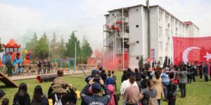 Jandarma ekipleri, çocukların bayramını kutladı