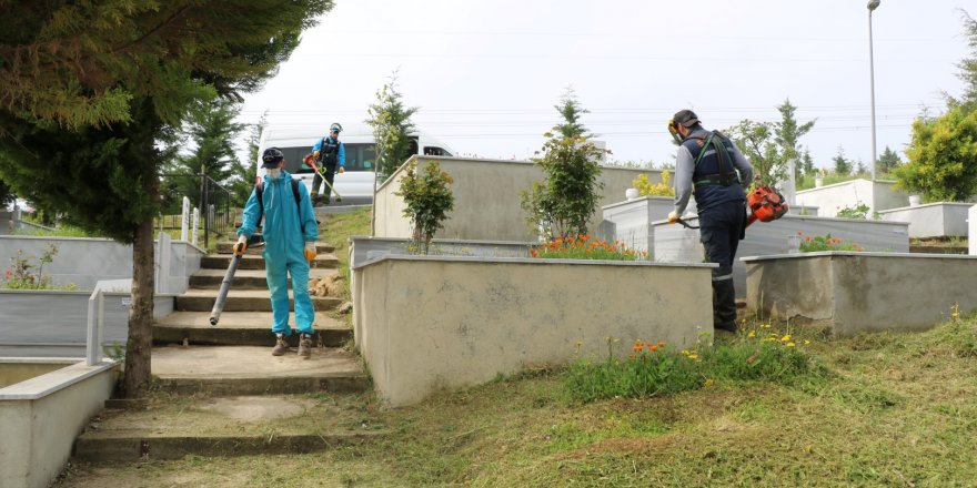 Mezarlıklarda bayram temizliği