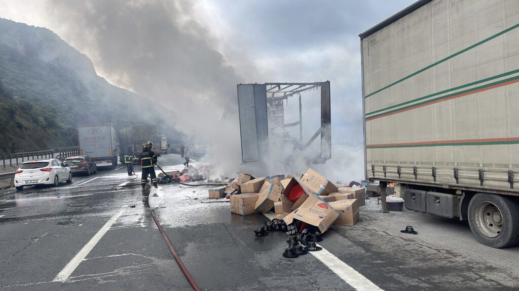 Tır yangını ulaşımı aksattı