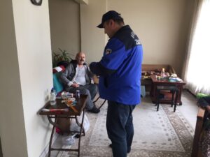 Zabıta Mehmet amcanın yardımına koştu