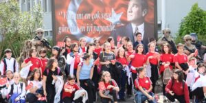 Çocuklara bayram ettirdiler