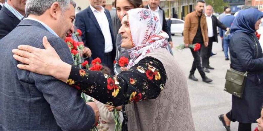 Şayir, “Sevgilerin en büyüğü anne sevgisidir”