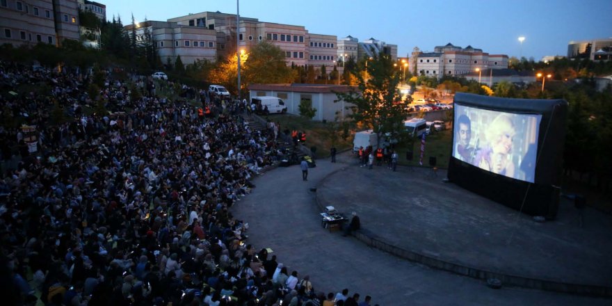 Öğrencilerin açık havada sinema keyfi