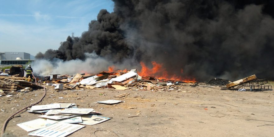 Atık yangını gökyüzünü siyaha boyadı!