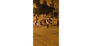 Tartıştıkları kişilerin üzerinde sopaları kırdılar!