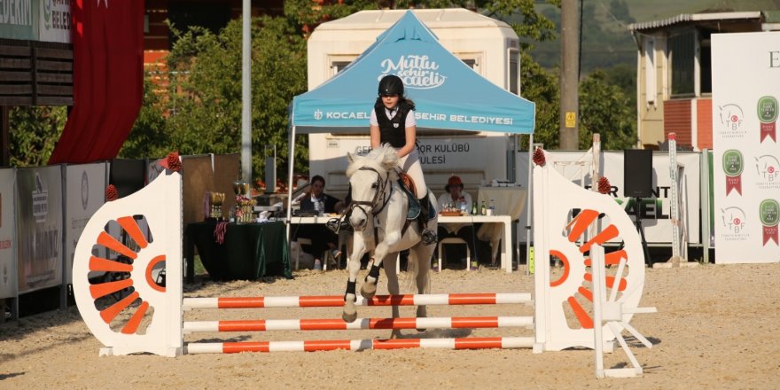 Kaymakam Güler atlama yarışlarını izledi