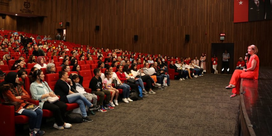 Düvenci sorulara samimiyetle cevap verdi