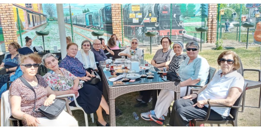 Gülümse Kafe, emekli öğretmenlerini ağırladı