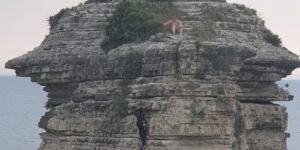 Kayalıklarda mahsur kalan genç kurtarıldı