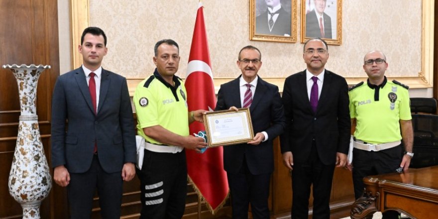 O polis memurunu ödüllendirdi