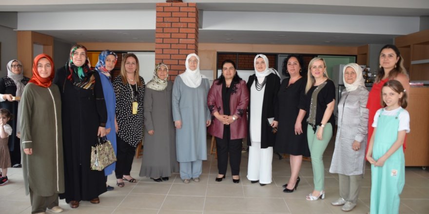 Bayan Erbaş ve Bayan Yavuz çocuklarla bir araya geldiler