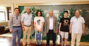 Başarılı öğrencilere Büyükgöz’den hediye takdimi