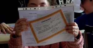 Okullarda bugün karne zili çalacak