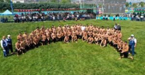 Pehlivanlar altın kemer için kispet giydi