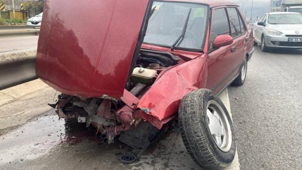 Bariyerlere çarpan otomobilin sürücüsü ölümden döndü