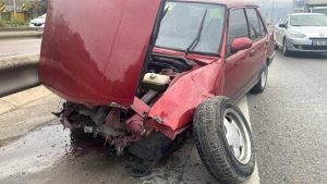 Bariyerlere çarpan otomobilin sürücüsü ölümden döndü