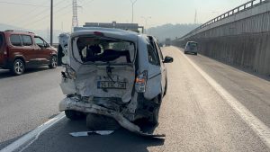Gebze’de hafif ticari araçlar çarpıştı bir kişi yaralandı