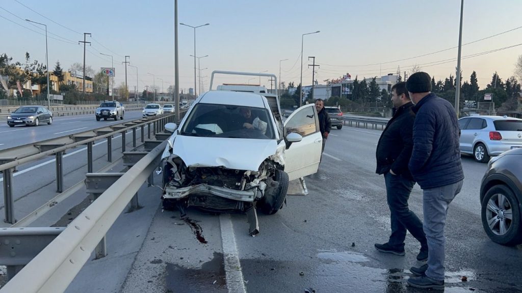 Gebze’de ehliyetsiz sürücü bariyerlere çarpıp yaralandı