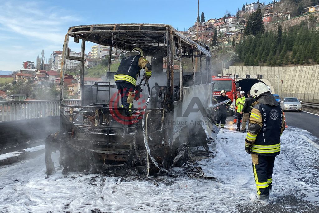 Çayırova Belediyesi’ne ait minibüs alev alev yandı