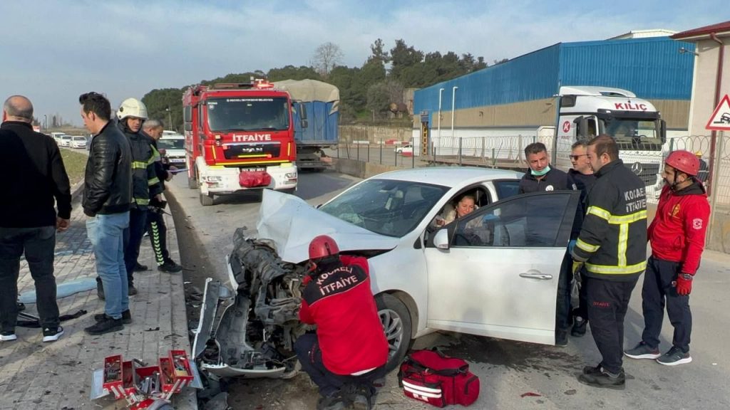 Darıca’da iki otomobil çarpıştı
