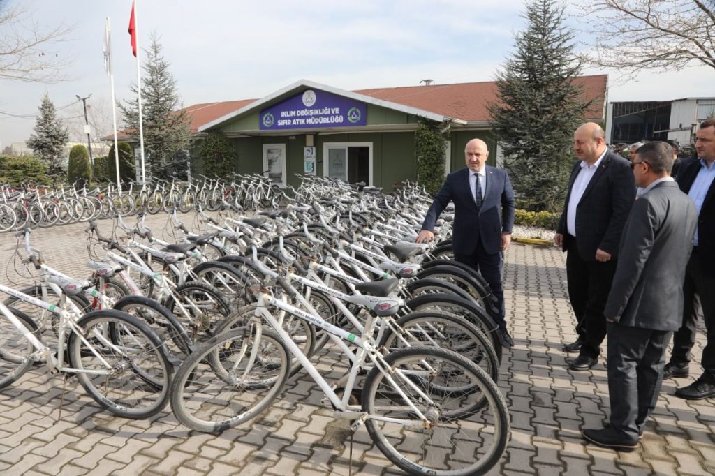 Darıca Belediyesi atıl bisikletleri geri dönüştürüp çocuklara veriyor