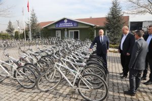 Darıca Belediyesi atıl bisikletleri geri dönüştürüp çocuklara veriyor