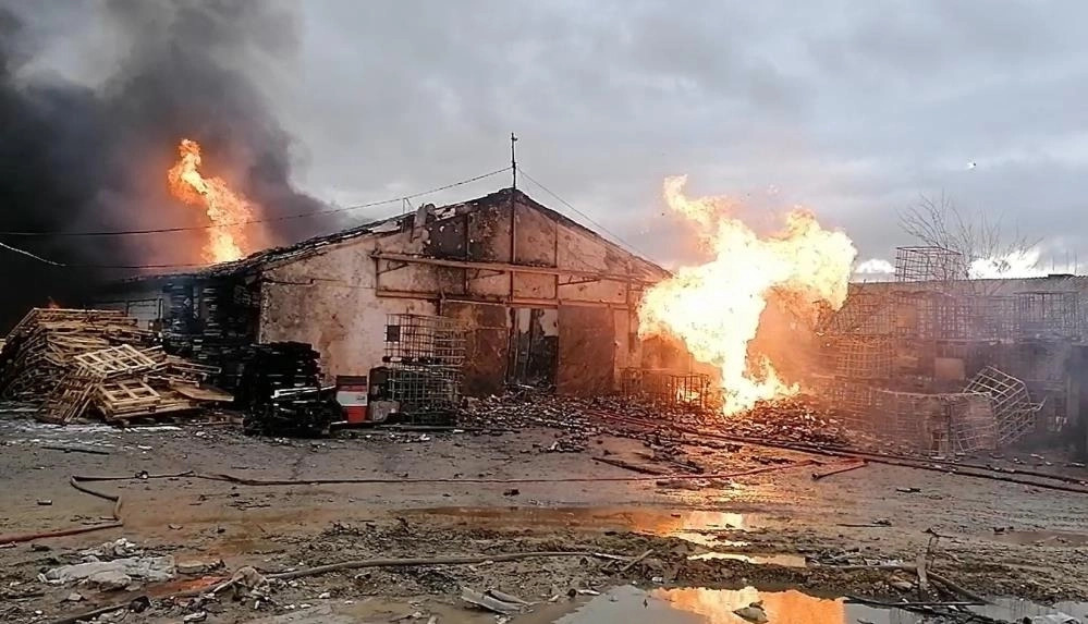 Gebze’de temizlik malzemesi deposunda yangın çıktı