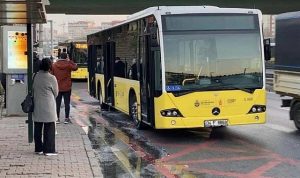 ‘Babamı duraktan niye almadın’ dedi. Otobüsün önünü kesti 