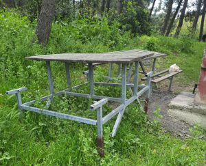 Çayırova’da bir parkta kendini bilmez vatandaşlar tarafından takip edilen oturma grupları belediye ekipleri tarafından yenileniyor