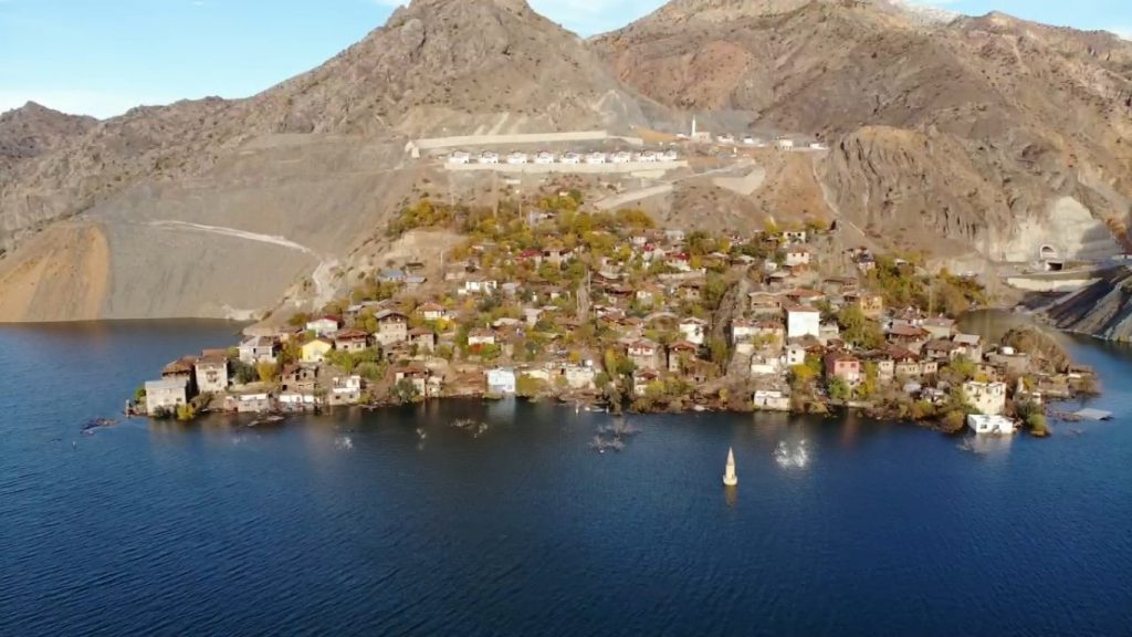 Elektrik üretimine başlayan Yusufeli Barajı’nda son köy de sular altında kalıyor