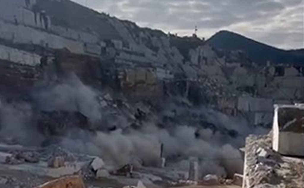 Marmara Adası’ndaki mermer ocağında toprak kayması