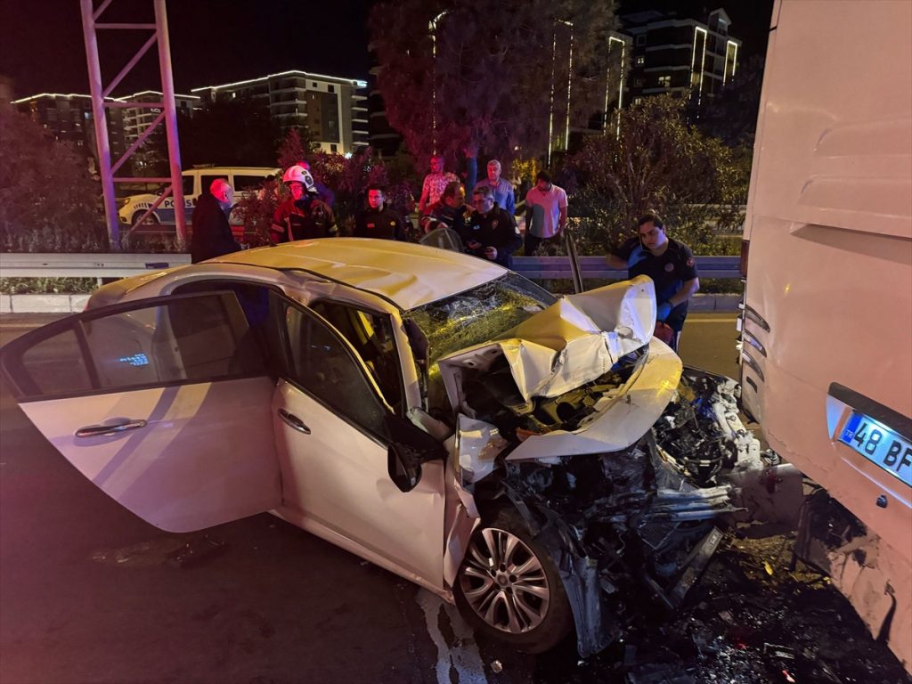 Aydın'da tur otobüsüne çarpan otomobildeki 1 kişi öldü, 2 kişi yaralandı