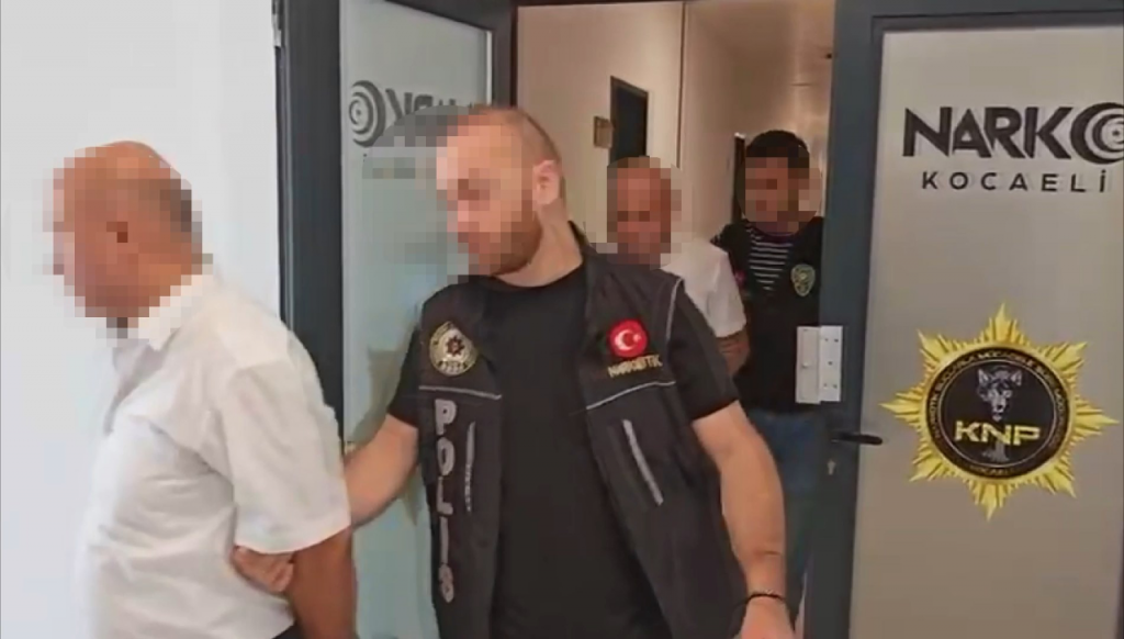 Yolcu otobüsünde ‘pul biber’ ile kaplanmış 7 kilo eroine 2 tutuklama – Kocaeli Asayiş